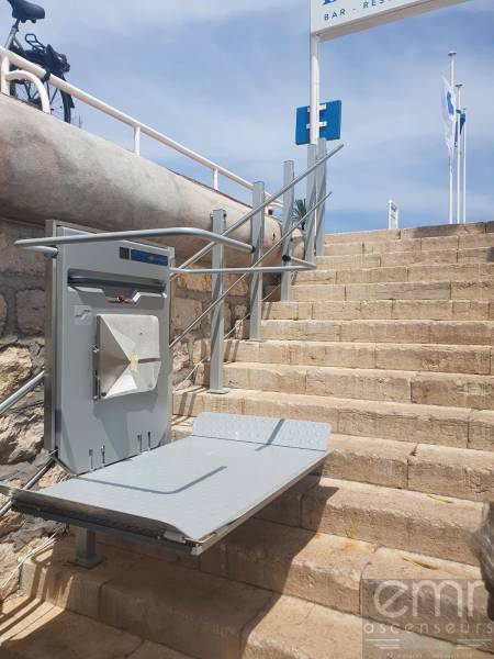 Installation par EMR ASCENSEURS d’une plateforme monte-escalier pour la Plage et restaurant le Blue Beach, à Nice.