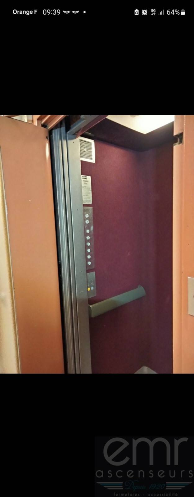 Cabine d'ascenseur avant sa rénovation par EMR Ascenseurs 