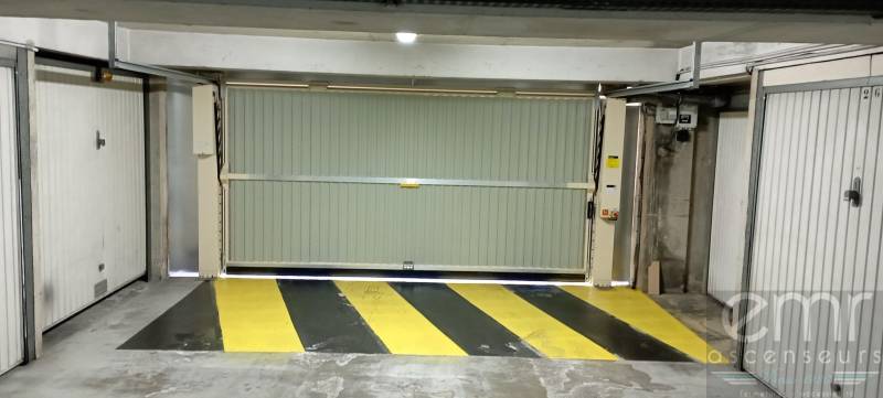 Remplacement d'une porte de garage suite a choc par EMR Fermetures