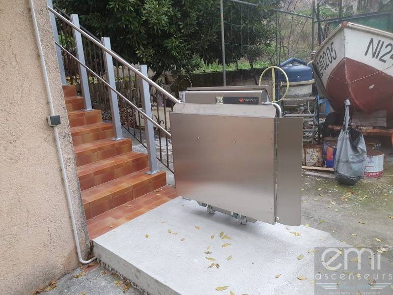 Installation d'une plateforme pour escaliers droits dans une villa au Cannet