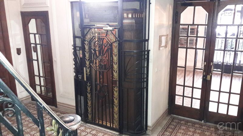 Maintenance d'un ascenseur vintage au centre ville de Nice
