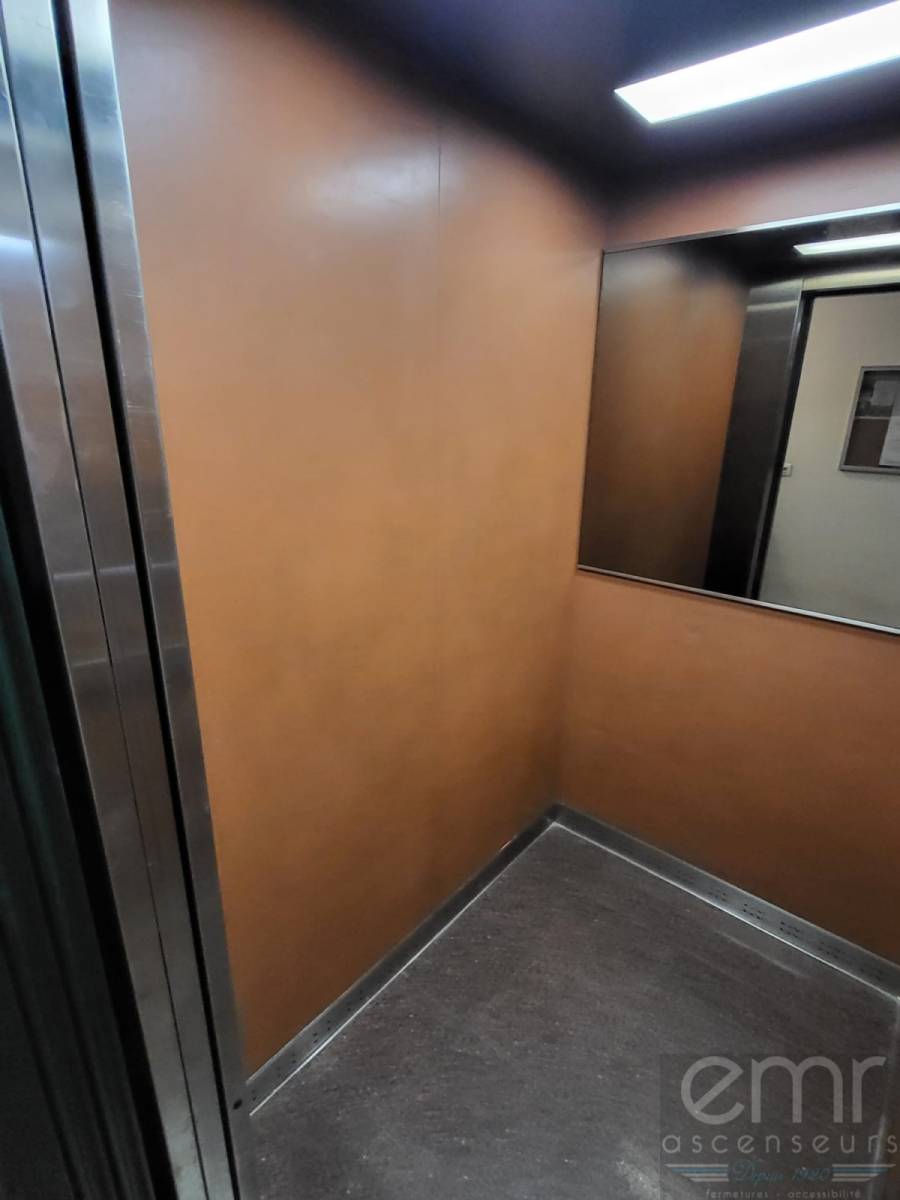 cabine d'ascenseur avant la rénovation par emr sur mougins le Haut