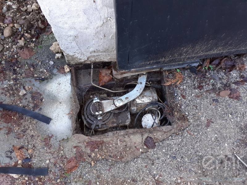 Emr Ascenseurs et Fermetures - Ancien moteur dans caisson encastré