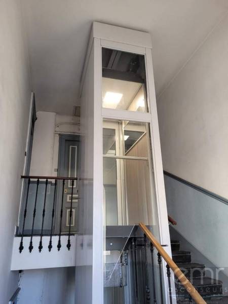 Installer un ascenseur sans machinerie dans un pylône intérieur d’un immeuble au centre ville de Nice ?