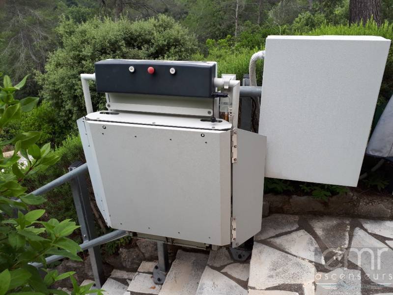 EMR plateforme repliée haut d'escaliers