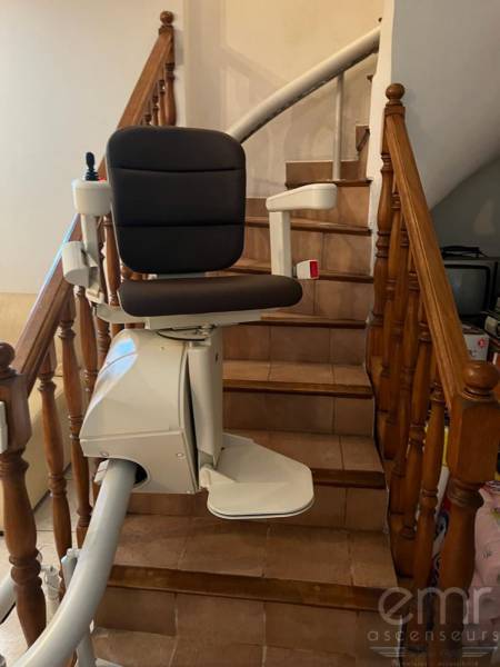 Installation d'une chaise monte escaliers dans une villa sur la route d'Aspremont à Nice